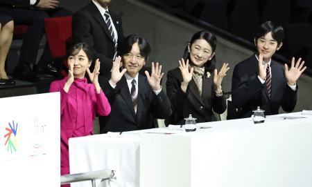 「東京デフリンピック」の開会式で、手話で「拍手」を送られる秋篠宮ご夫妻と佳子さま、悠仁さま＝１５日、東京体育館（代表撮影）