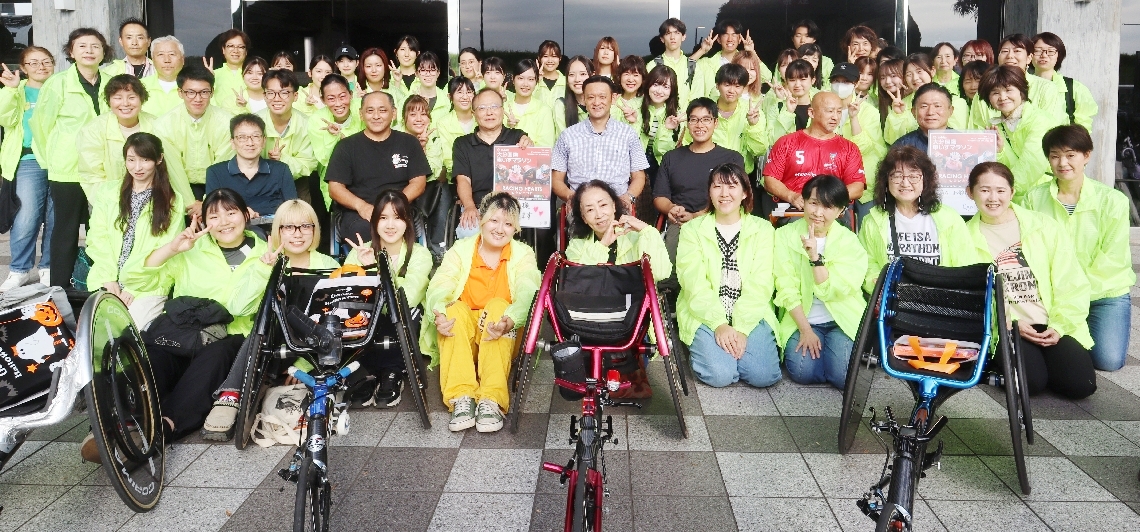 活動を続けて３０年を迎えた通訳ボランティア団体「Ｃａｎ－Ｄｏ」のメンバーら＝１０月、大分市