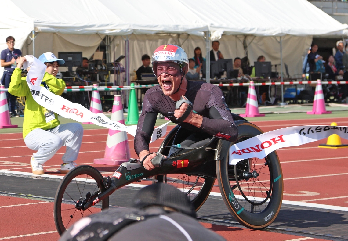 １２度目の優勝を飾り、雄たけびを上げるマルセル・フグ＝大分市西浜