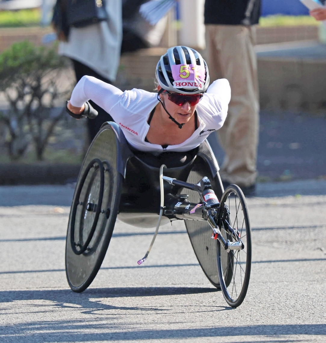 後続を振り切り独走するマニュエラ・シャー＝大分市花高松