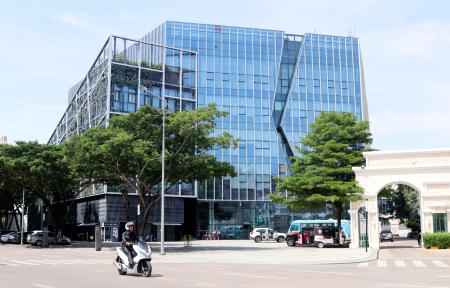 プリンス・ホールディング・グループが本社としていたビル＝１４日、プノンペン（共同）
