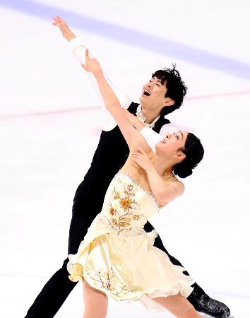 アイスダンスフリー　演技する櫛田育良（手前）、島田高志郎組＝東京辰巳アイスアリーナ