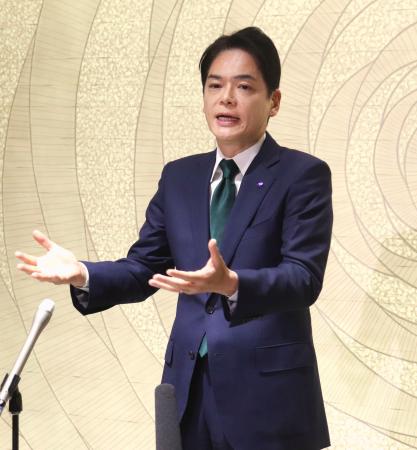 記者団の取材に応じる横浜市の山中竹春市長＝１７日午前、横浜市役所