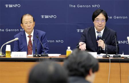 「東京―北京フォーラム」の開催延期について説明する「言論ＮＰＯ」の工藤泰志代表（右）。左は同フォーラムの武藤敏郎実行委員長＝１７日午後、東京都千代田区