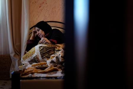 自宅で横たわるアファフ・アブアリアさん＝１０月２７日、ヨルダン川西岸ムガイヤ（共同）