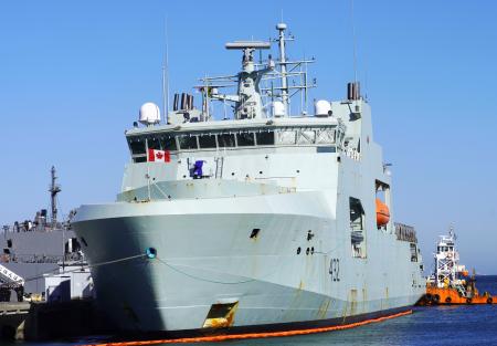 神奈川県の海上自衛隊横須賀基地に入港したカナダ海軍の哨戒艦「マックス・バーネイズ」＝１７日午前