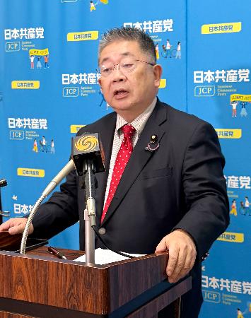 記者会見する共産党の小池書記局長＝１７日午後、国会