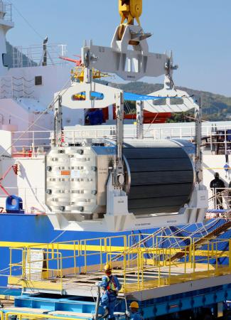 関西電力高浜原発に搬入されるＭＯＸ燃料が入った輸送容器＝１７日午前、福井県高浜町（関西電力提供）