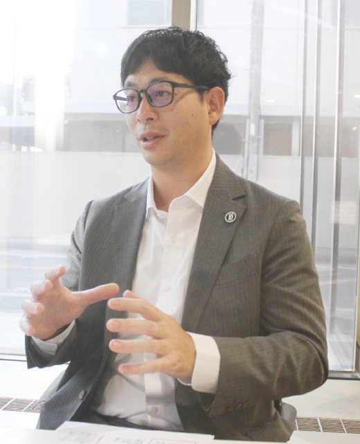 来社したＢリーグの勝井竜太執行役員＝大分合同新聞社