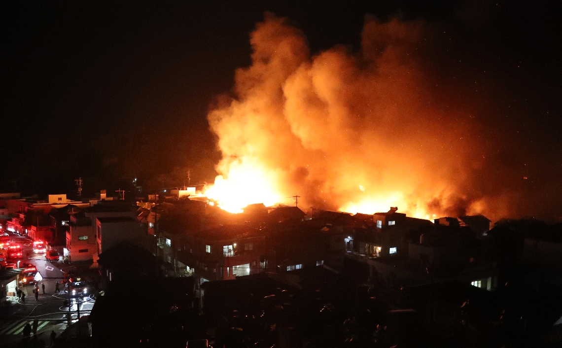 住宅密集地で広がる火災＝１８日午後７時１３分、大分市佐賀関