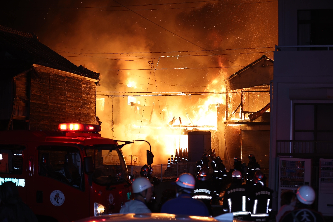 激しく燃える建物＝１８日午後８時５１分、大分市佐賀関