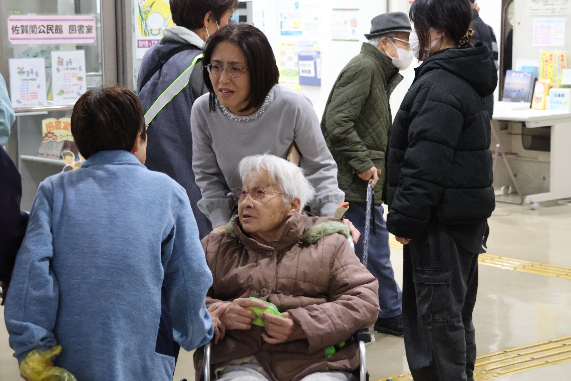 市民センターに避難した住民たち＝１８日午後９時、大分市佐賀関