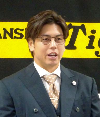 契約更改交渉を終え、記者会見する阪神・梅野＝１７日、兵庫県西宮市の球団事務所