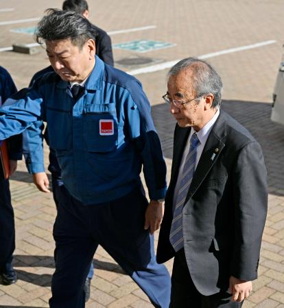 東京電力廃炉資料館に到着し、小早川智明社長（左）の出迎えを受ける新潟県の花角英世知事＝１８日午前、福島県富岡町