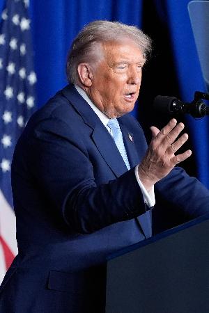 講演するトランプ米大統領＝１７日、ワシントン（ＡＰ＝共同）