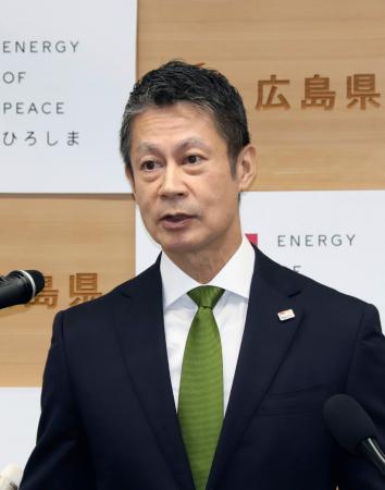 記者会見する広島県の湯崎英彦知事＝１８日午前、広島県庁