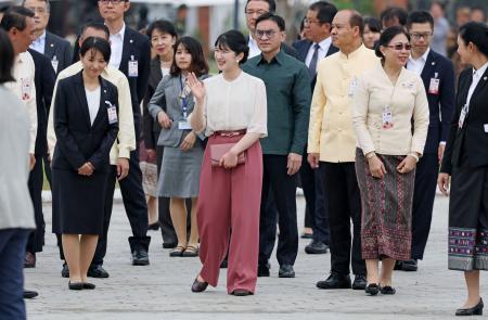 凱旋門の視察に向かう際、集まった人たちに手を振られる愛子さま＝１８日、ビエンチャン（代表撮影・共同）