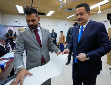 イラクの国会選で投票するスダニ首相（右）＝１１日、バグダッド（ＡＰ＝共同）