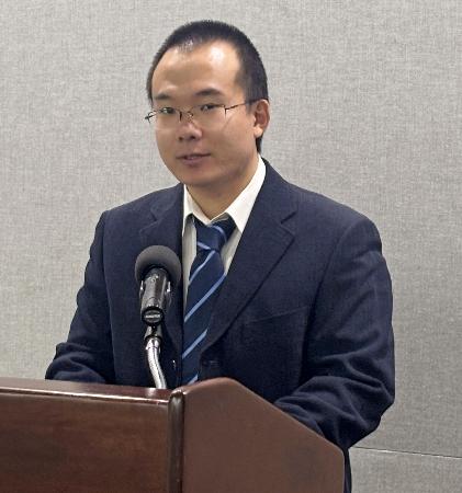 １７日、米ワシントンで記者会見する董一夫氏（共同）