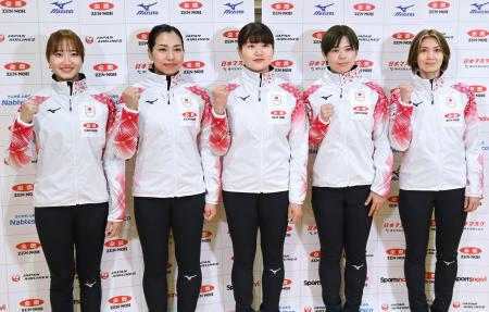 ポーズをとるカーリング女子日本代表のフォルティウス＝１８日、札幌市