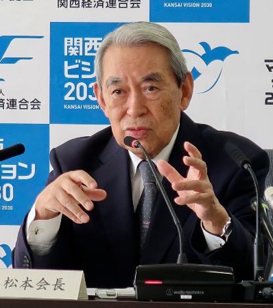 記者会見する関経連の松本正義会長＝１８日午後、大阪市北区