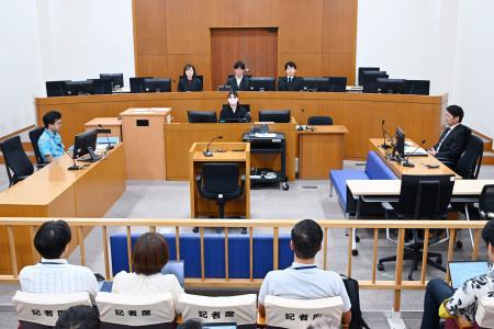 不同意性交と傷害の罪に問われた在沖縄米兵の初公判が開かれた那覇地裁の法廷＝１８日午後（代表撮影）