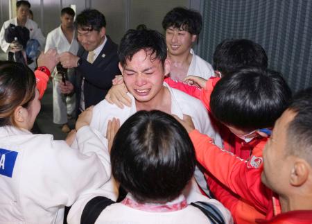 男子団体３位決定戦で勝利し、迎えられる蒲生和麻（中央）＝東京武道館