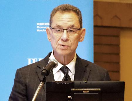 記者会見する米国研究製薬工業協会のアルバート・ブーラ会長＝１８日午前、東京都千代田区