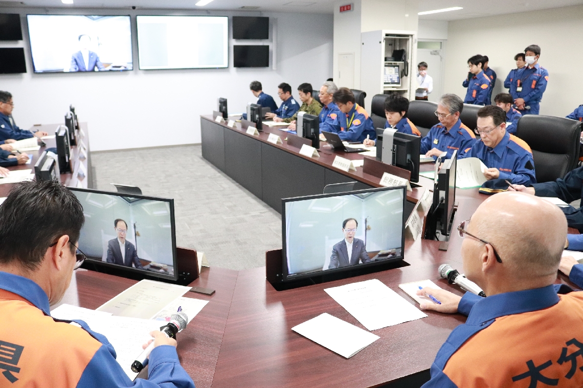 災害対策本部の会議でオンラインで佐藤樹一郎知事の指示を聞く県幹部ら＝１９日午前１０時