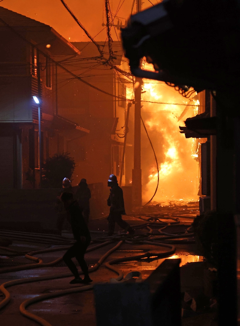 炎から逃げる住民ら＝１８日午後８時４０分