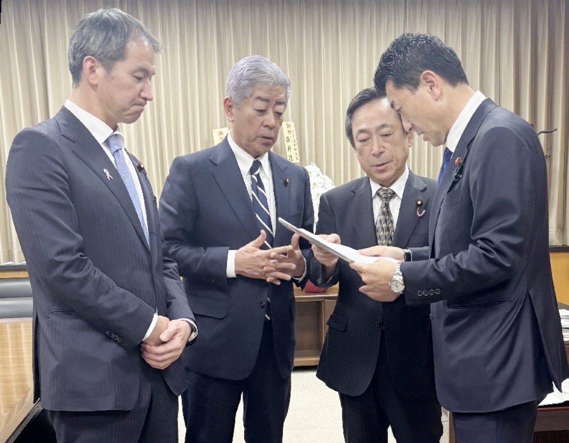 赤間二郎防災担当相（右端）に要望する、県選出の自民党国会議員＝１９日、東京都千代田区の内閣府