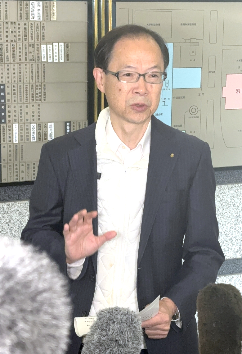 県庁に戻り、報道陣の取材に応じる佐藤樹一郎知事＝１９日