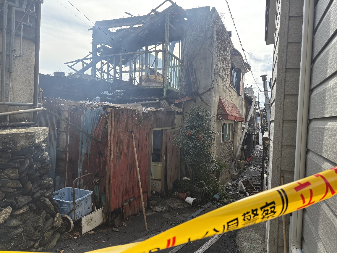 がれきが散乱し、焦げ臭いにおいが立ち込める現場＝１９日午後０時２５分