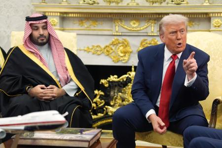 サウジアラビアのムハンマド皇太子との会談で取材に応えるトランプ大統領＝１８日、ワシントン（ＡＰ＝共同）