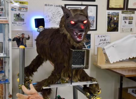 赤外線センサーで動物を感知すると、大音量と光で追い払う撃退装置「モンスターウルフ」＝１３日、北海道奈井江町