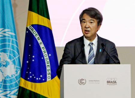 ＣＯＰ３０の閣僚級会合で演説する石原環境相＝１８日、ブラジル・ベレン（共同）