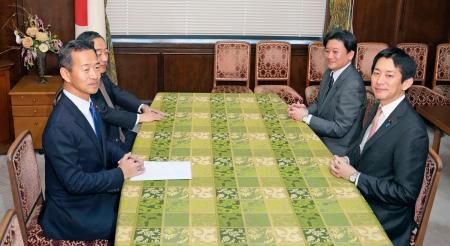 会談に臨む自民党の小林政調会長（手前右）と公明党の岡本政調会長（同左）ら＝１９日午前、国会