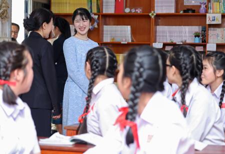 ラオス首都ビエンチャンの学校を訪れ、生徒らと言葉を交わされる愛子さま＝１９日（代表撮影・共同）