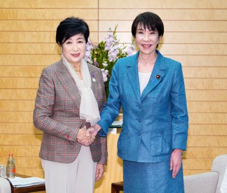 握手する高市首相（右）と東京都の小池百合子知事＝１９日午後、首相官邸