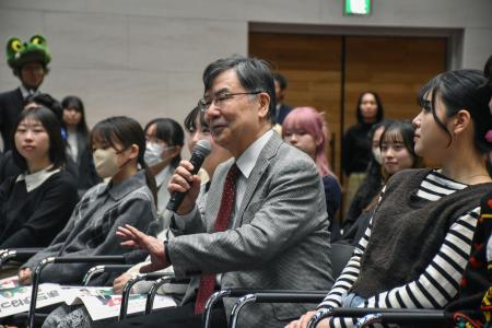 「一日留学生」として、スウェーデン語専攻の特別講義に参加した大阪大特任教授の坂口志文さん＝１９日午前、大阪府箕面市