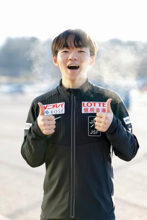 練習を終え、撮影に応じる鍵山優真＝ヘルシンキ（共同）