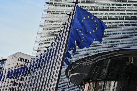 欧州連合（ＥＵ）本部前に掲げられた旗＝４日、ベルギー・ブリュッセル（ＡＰ＝共同）