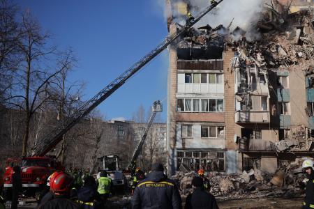 ロシア軍の攻撃で火災が起きたウクライナ西部テルノピリの集合住宅＝１９日（ＡＰ＝共同）