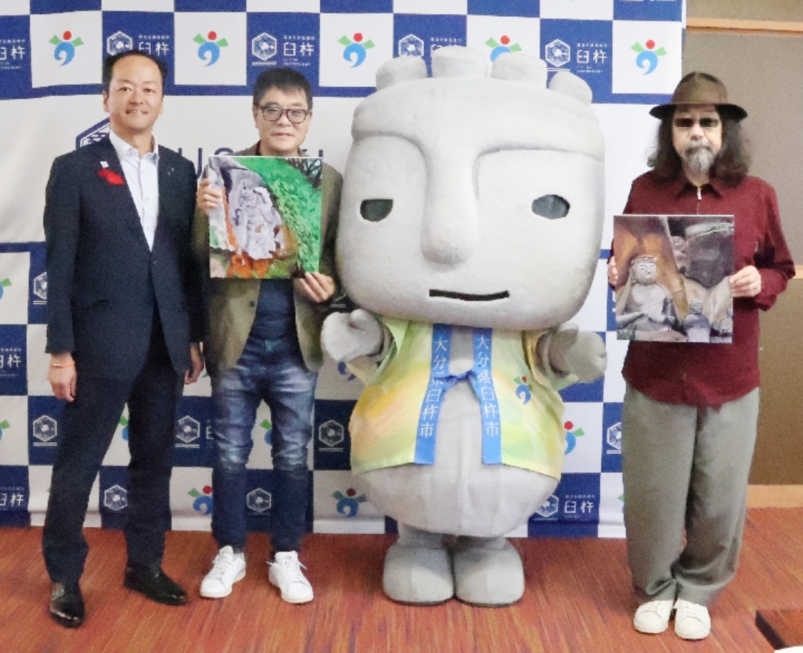 臼杵磨崖仏の音声ガイドをＰＲするいとうせいこうさん（左から２人目）とみうらじゅんさん（右端）＝臼杵市役所