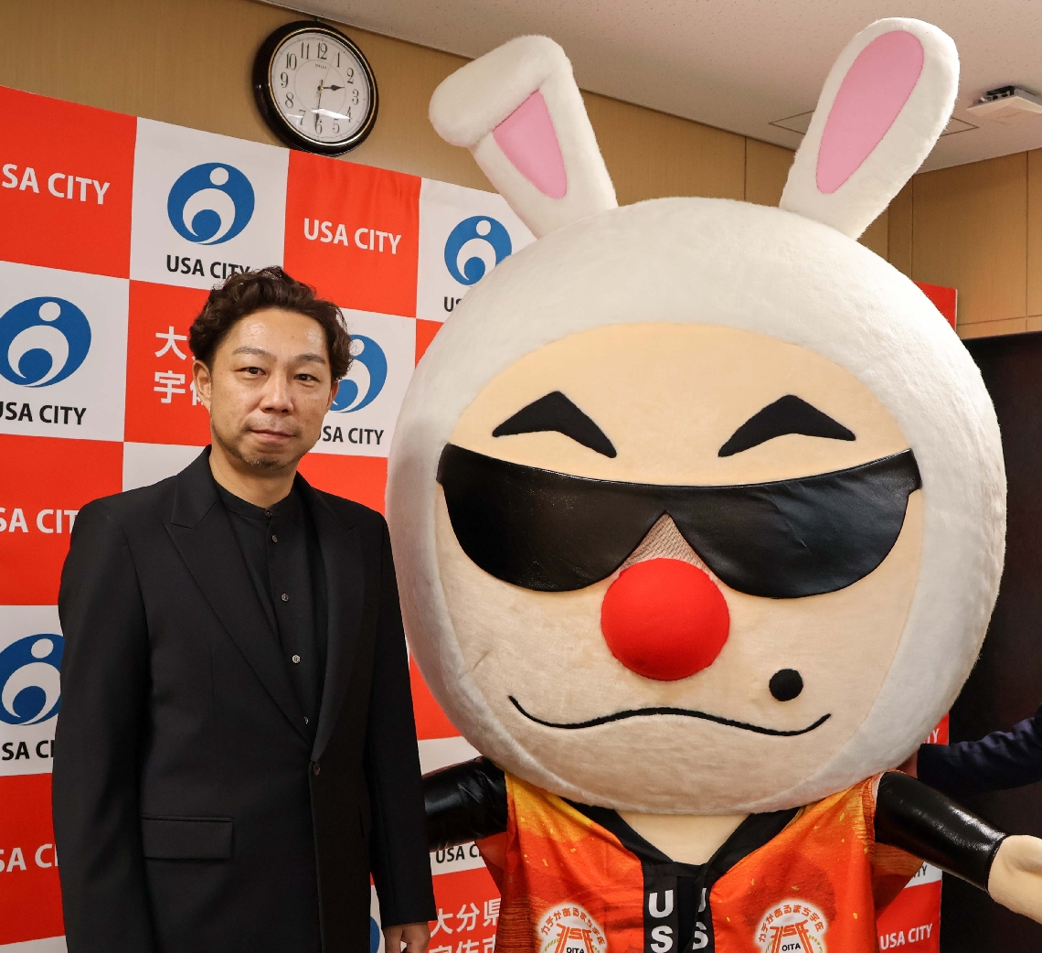 「地域の農業や食に関心を持ってほしい」とイベントを企画したÜＳＡさんと、ÜＳＡさんが考案したキャラクター「ラッキー　ウサ」＝宇佐市役所