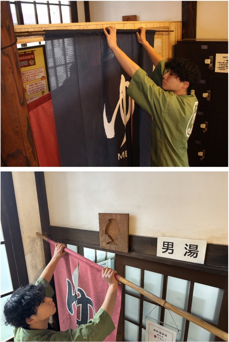 特別企画に向け、のれんを入れ替えて準備を進める従業員＝別府市元町の竹瓦温泉