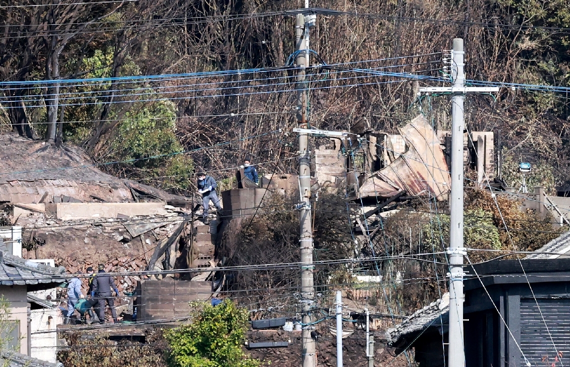 実況見分をする県警の捜査員ら＝２０日午後、大分市佐賀関