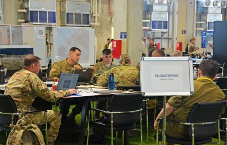 軍民調整センターで話し合う米兵＝１９日、イスラエル中部キリヤトガト（共同）