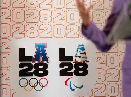 ２０２８年ロサンゼルス五輪・パラリンピックのロゴ＝２０２４年７月、パリ（ＡＰ＝共同）