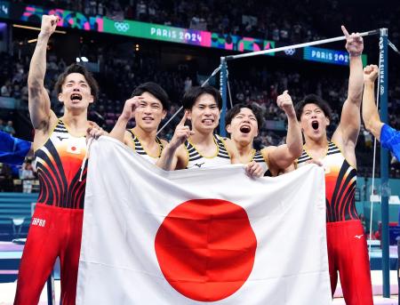 パリ五輪の体操男子団体総合で優勝を決め、日の丸を手に喜ぶ（左から）杉野正尭、谷川航、萱和磨、岡慎之助、橋本大輝＝２０２４年７月（共同）